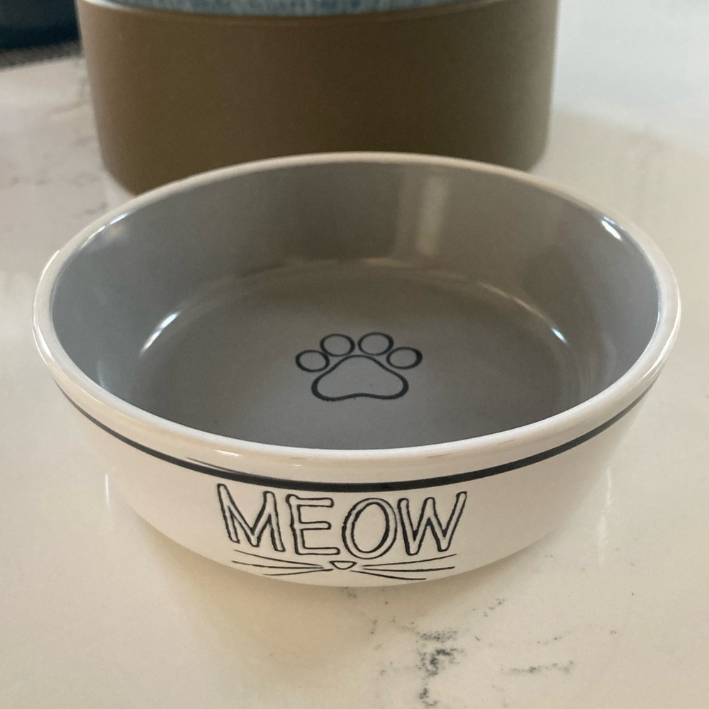 Dishwasher safe porcelain cat bowl with white and blue whiskers meow paw design